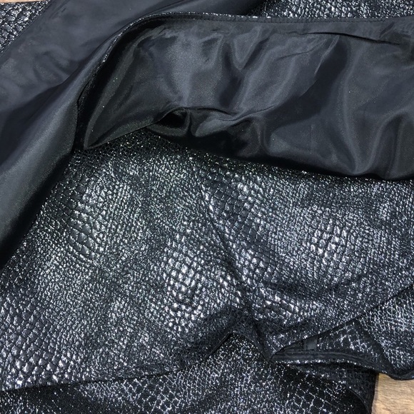 EXPRESS size 4 black snakeskin print shorts - Picture 10 of 10